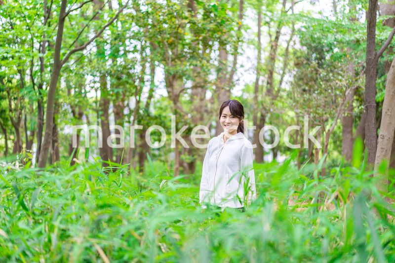 自然を散策する若い女性