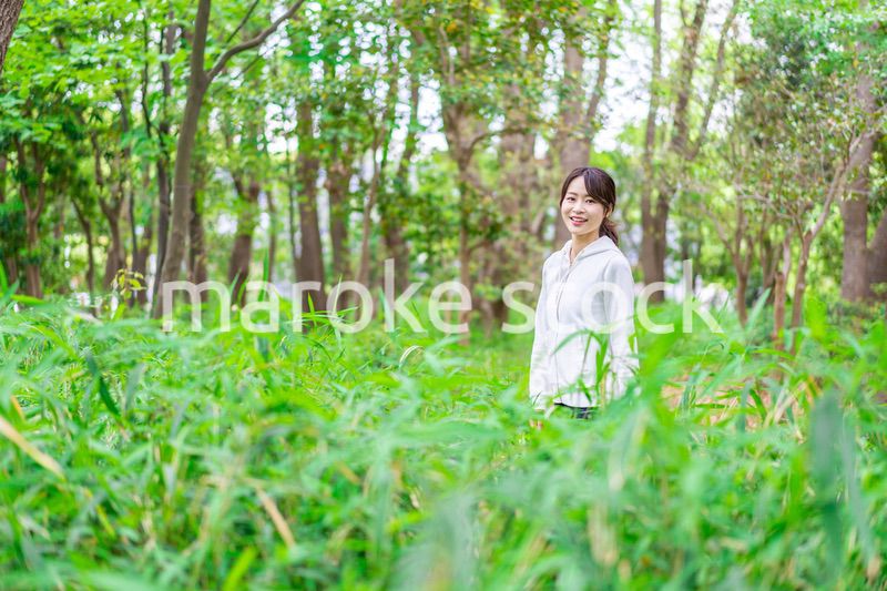 自然を散策する若い女性