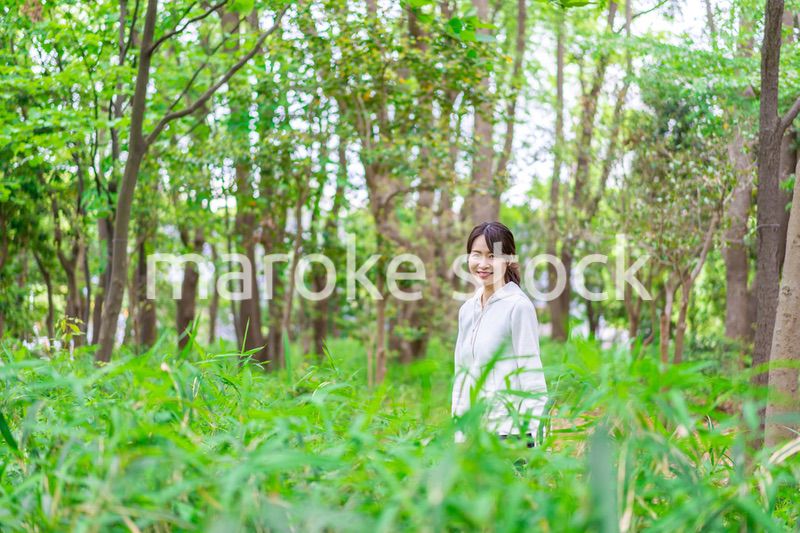 自然を散策する若い女性