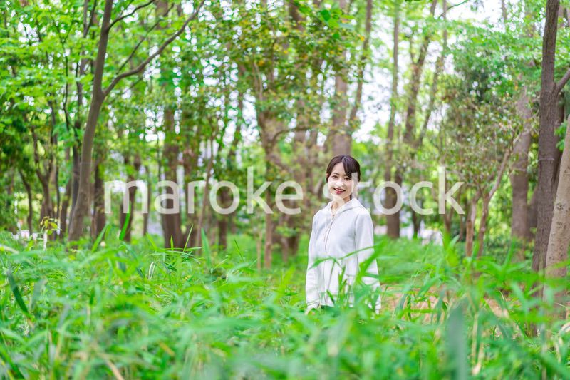 自然を散策する若い女性