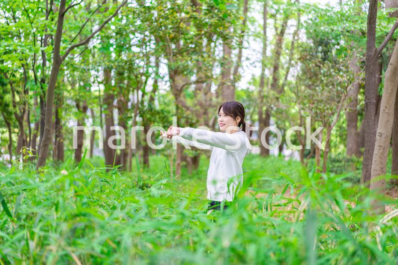 自然を散策する若い女性