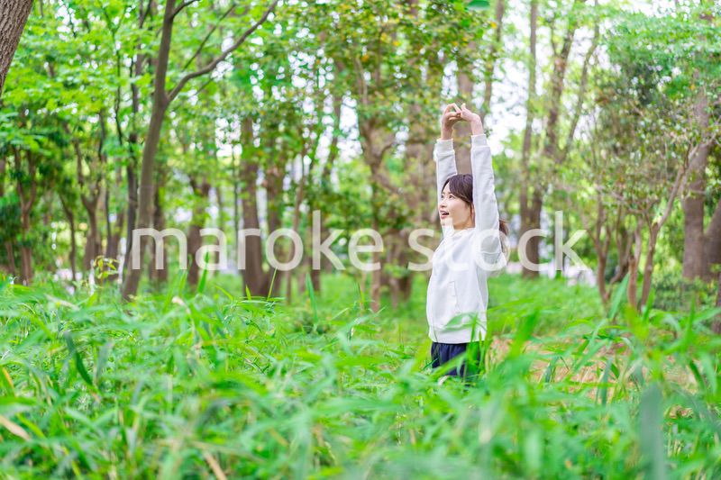 自然を散策する若い女性