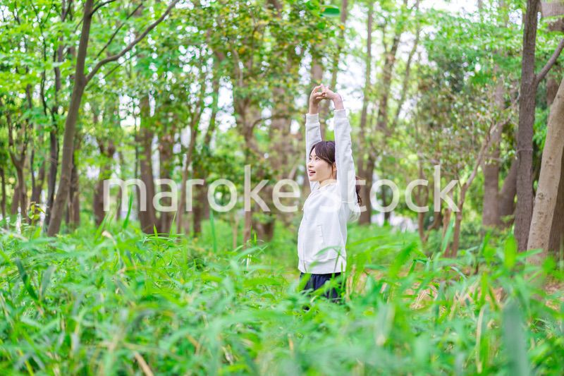 自然を散策する若い女性