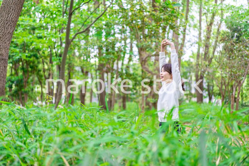 自然を散策する若い女性