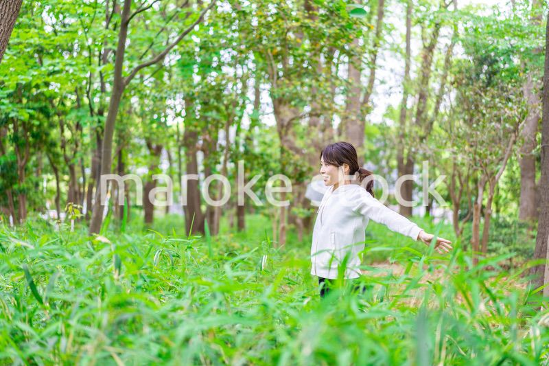 自然を散策する若い女性