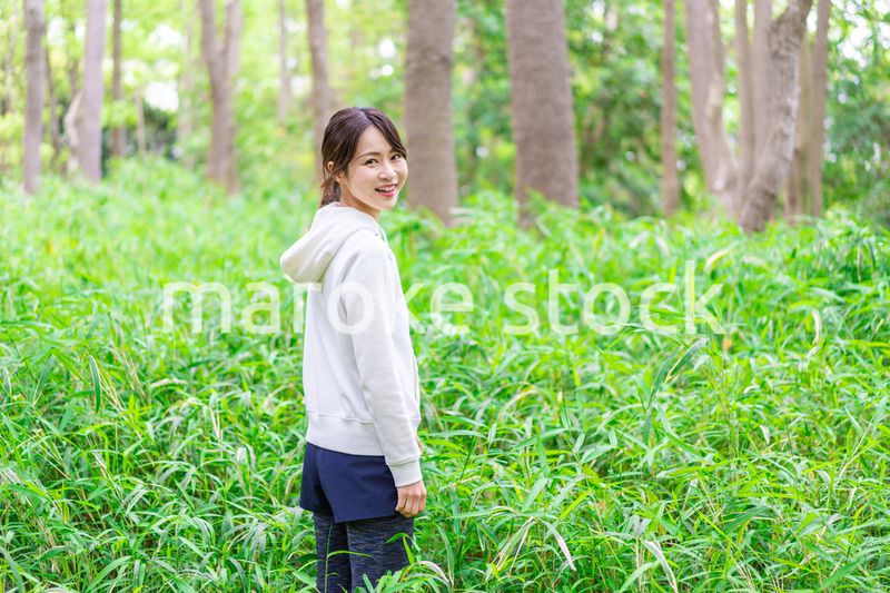 自然を散策する若い女性