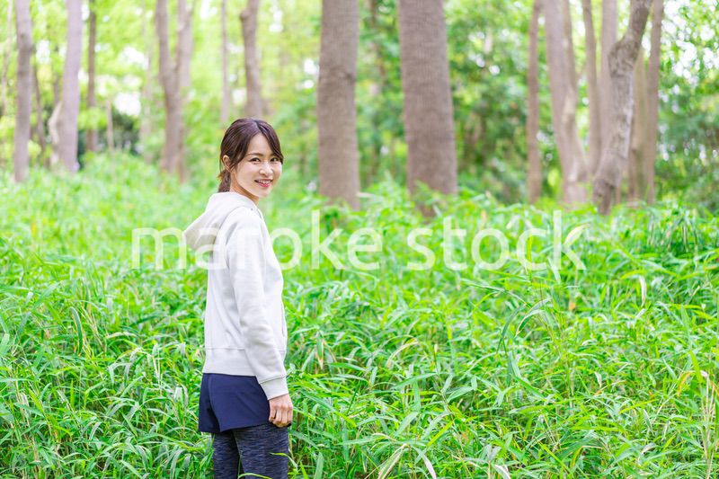 自然を散策する若い女性