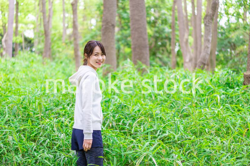 自然を散策する若い女性