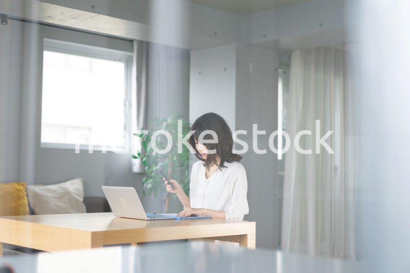 在宅勤務をする若いビジネスウーマン