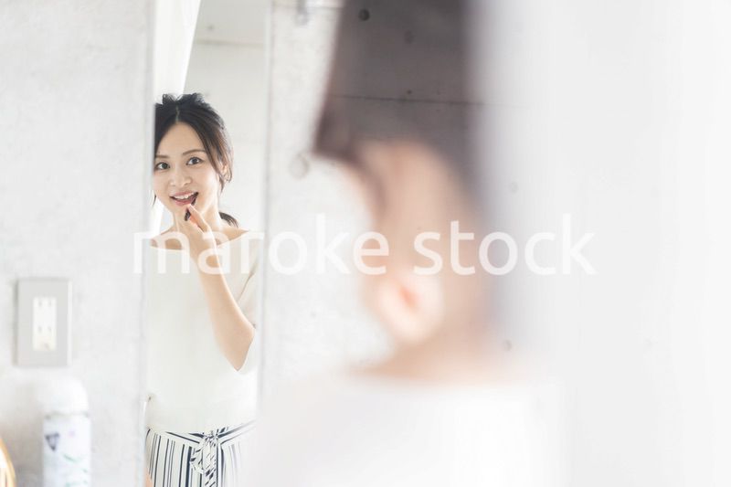 髪をセットする若い女性