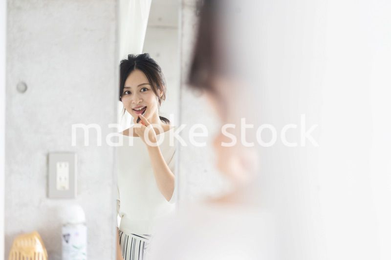 髪をセットする若い女性