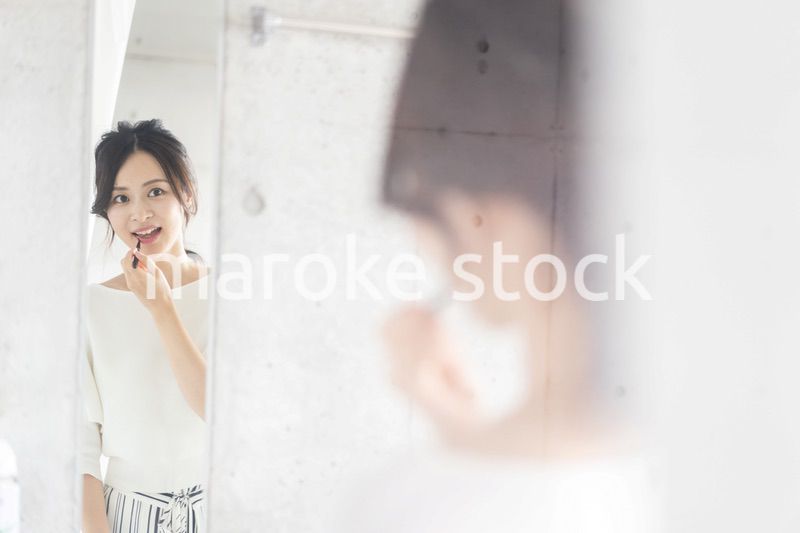 髪をセットする若い女性