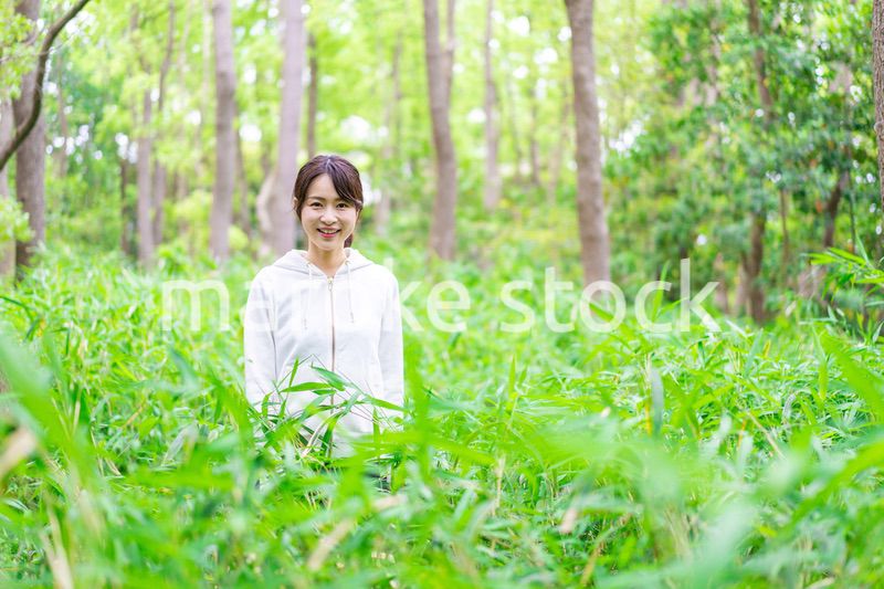 自然を散策する若い女性