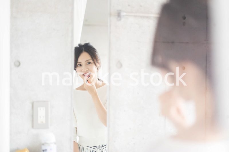 髪をセットする若い女性