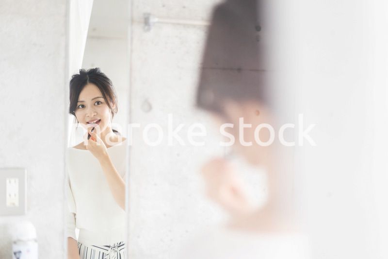 髪をセットする若い女性