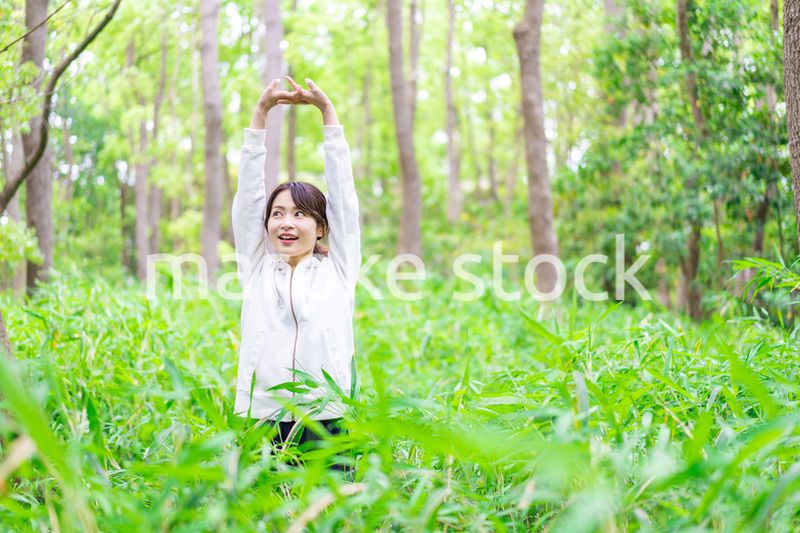 自然を散策する若い女性