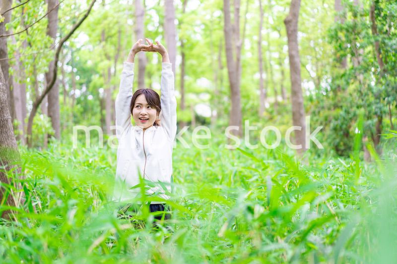 自然を散策する若い女性