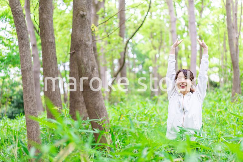 自然を散策する若い女性