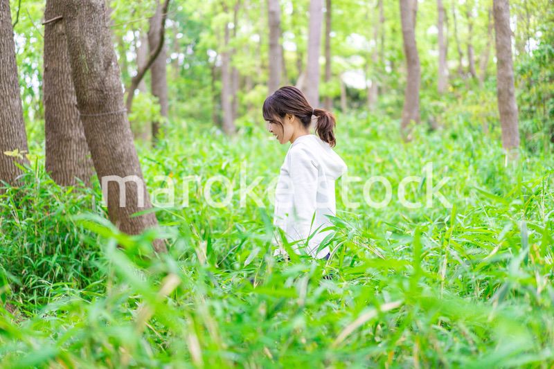 自然を散策する若い女性