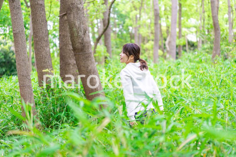 自然を散策する若い女性
