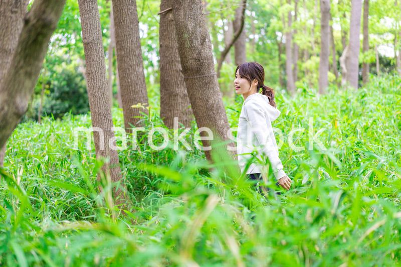 自然を散策する若い女性