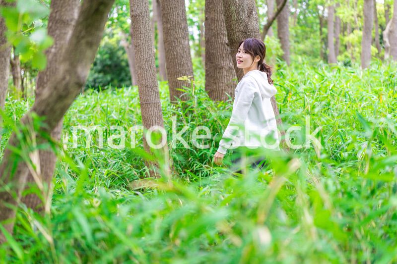 自然を散策する若い女性