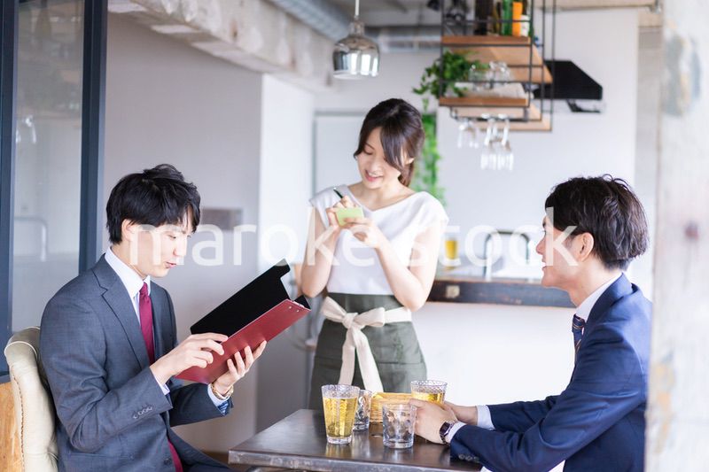 オーダーを確認するレストランスタッフの女性