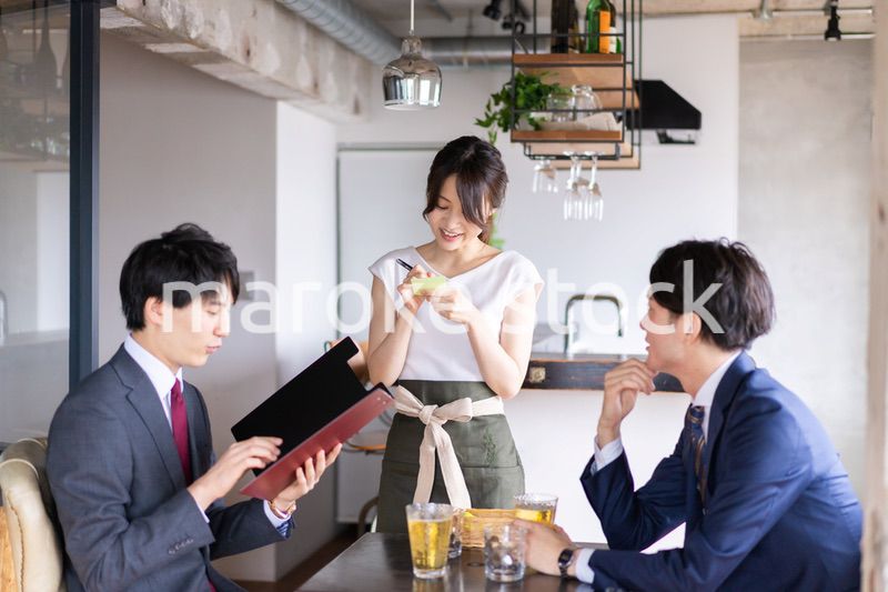 カフェで注文をする二人のビジネスマン