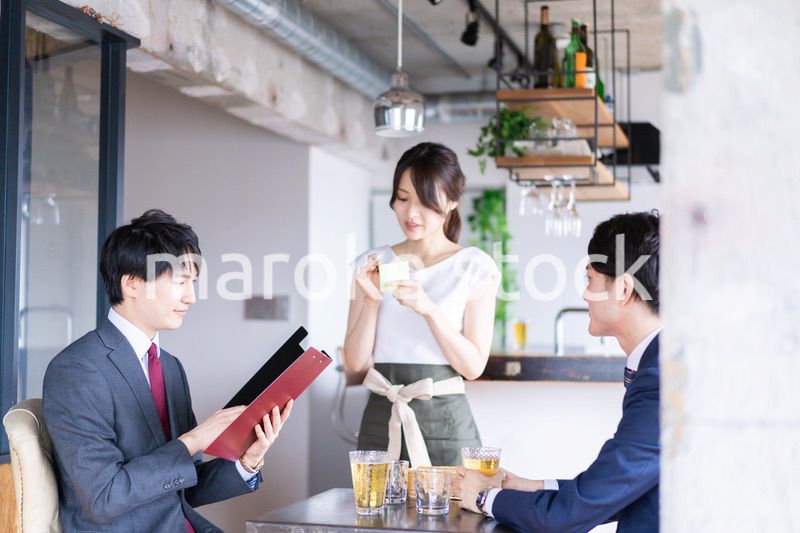 オーダーを確認するレストランスタッフの女性