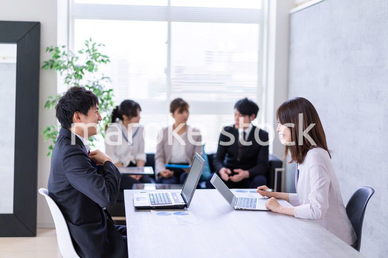 商談をする男女のビジネスパーソン