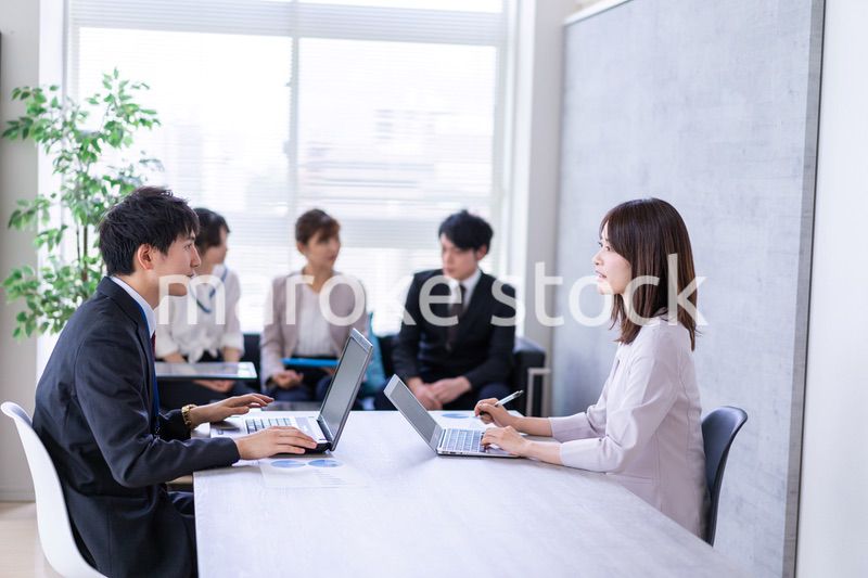 商談をする男女のビジネスパーソン