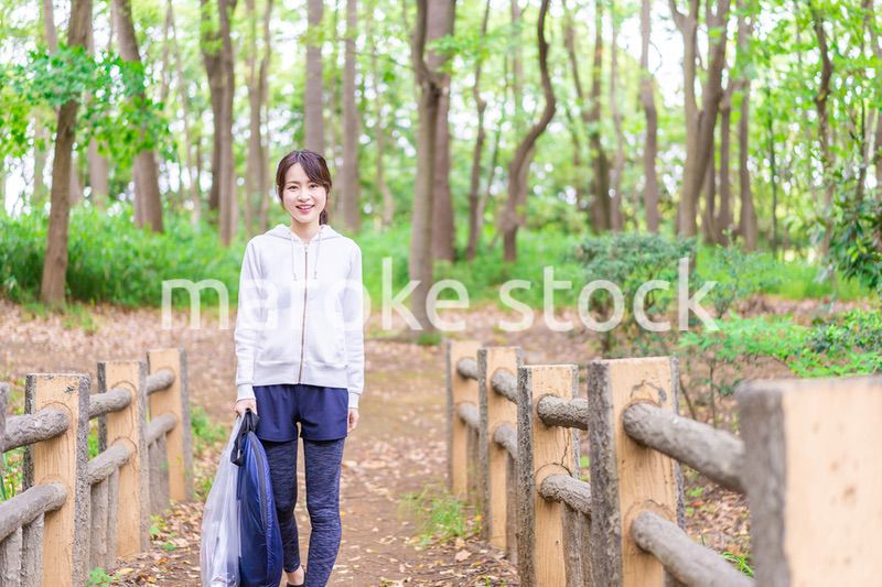 森を散策する山ガール