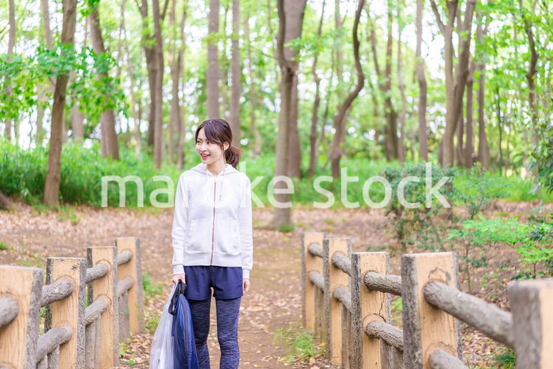 森を散策する山ガール