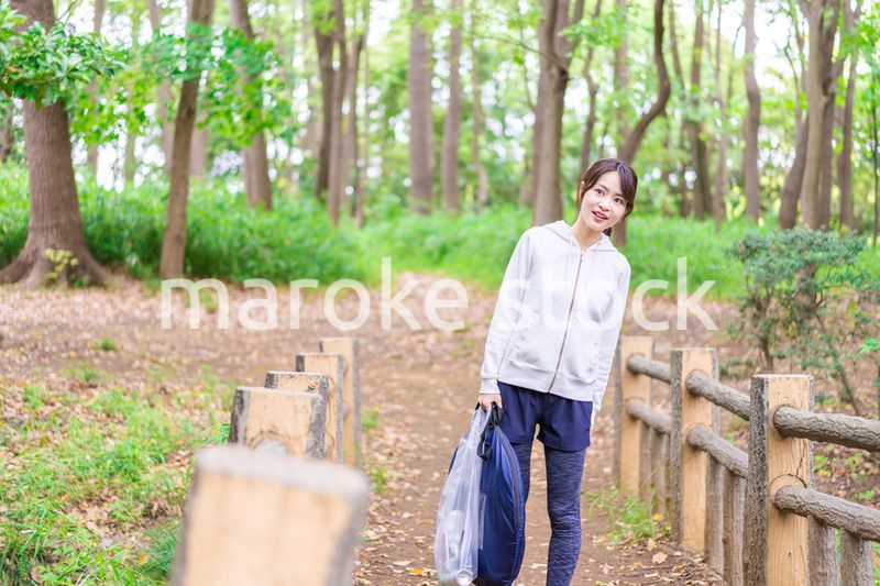 森を散策する山ガール