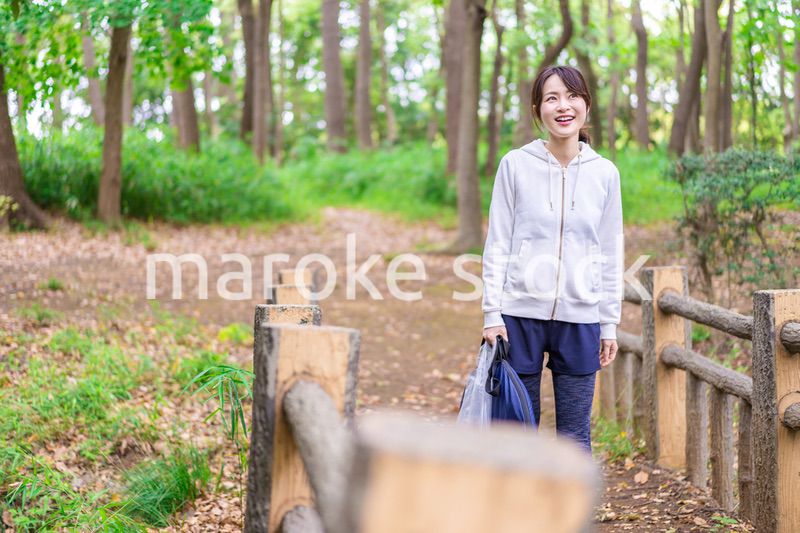 森を散策する山ガール