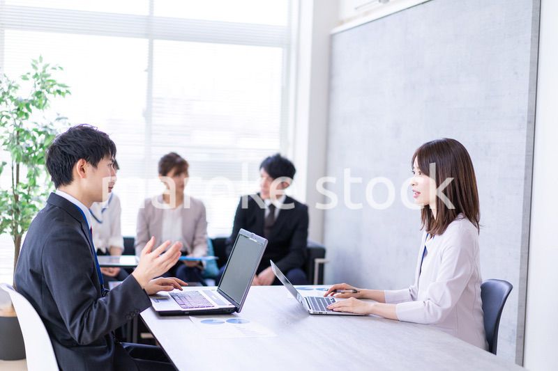 商談をする男女のビジネスパーソン