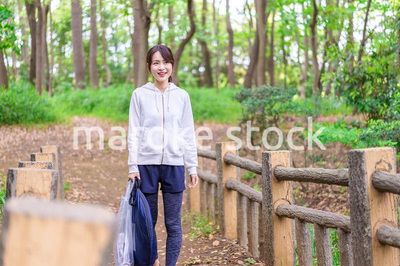 森を散策する山ガール