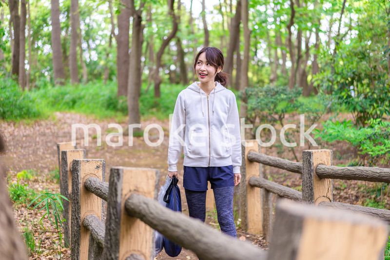 森を散策する山ガール