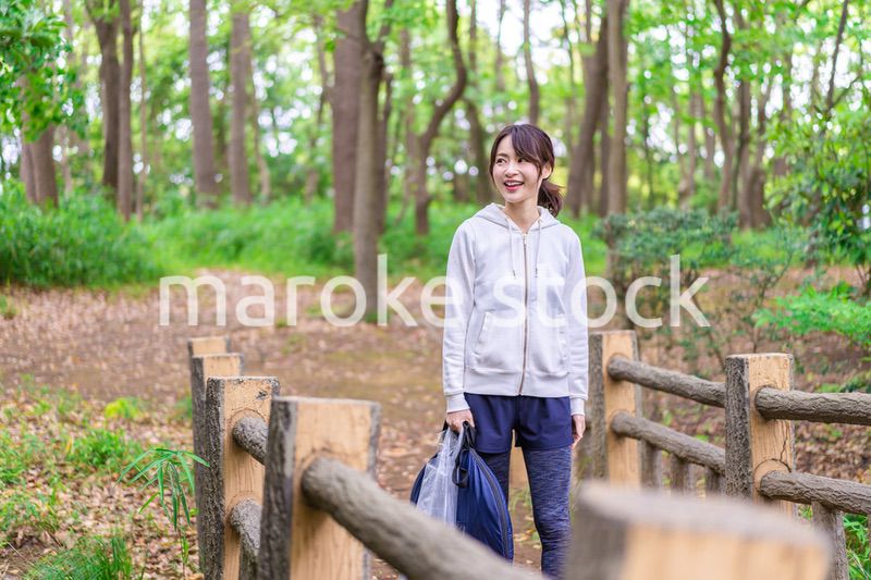 森を散策する山ガール