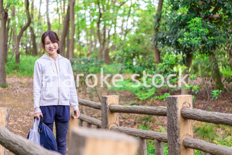 森を散策する山ガール