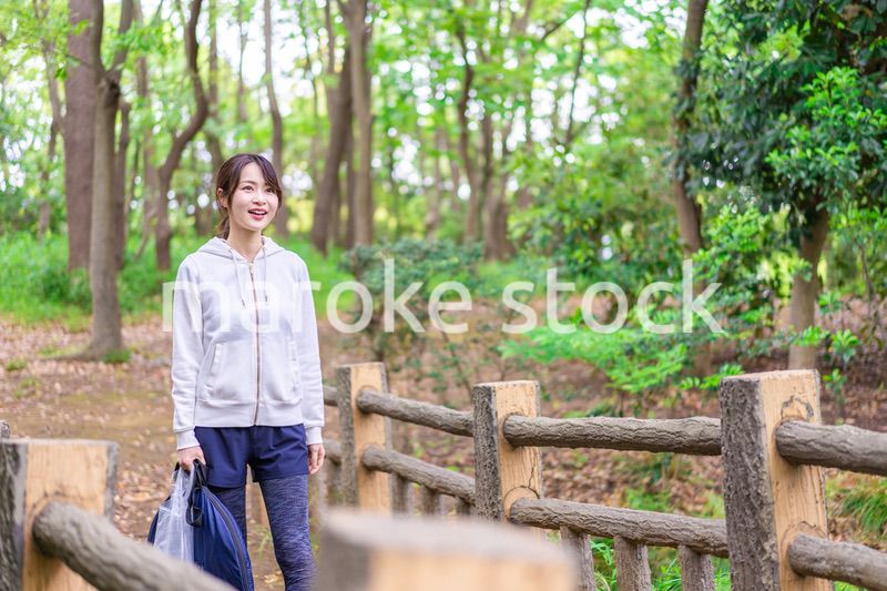 森を散策する山ガール