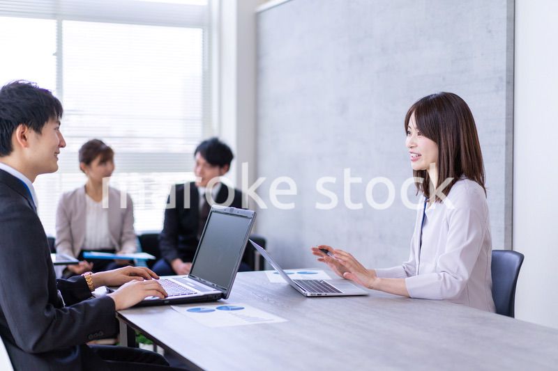 商談をする男女のビジネスパーソン