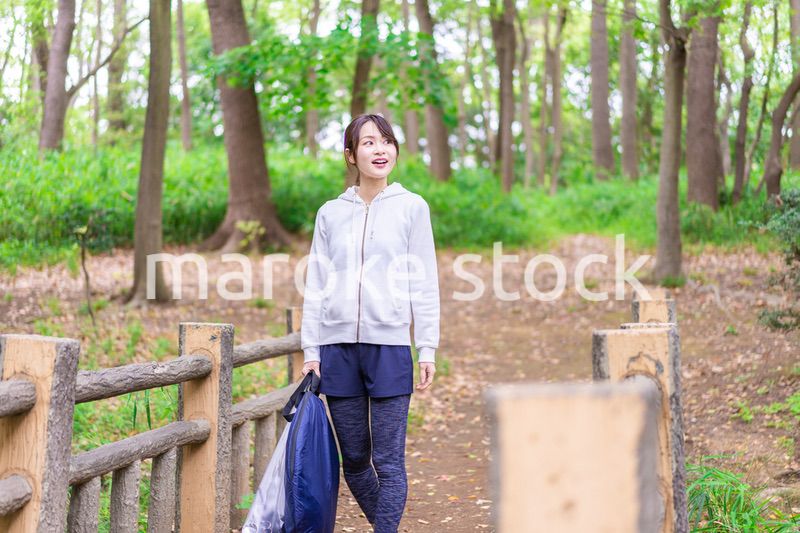 森を散策する山ガール