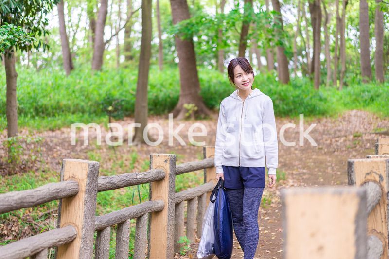 森を散策する山ガール