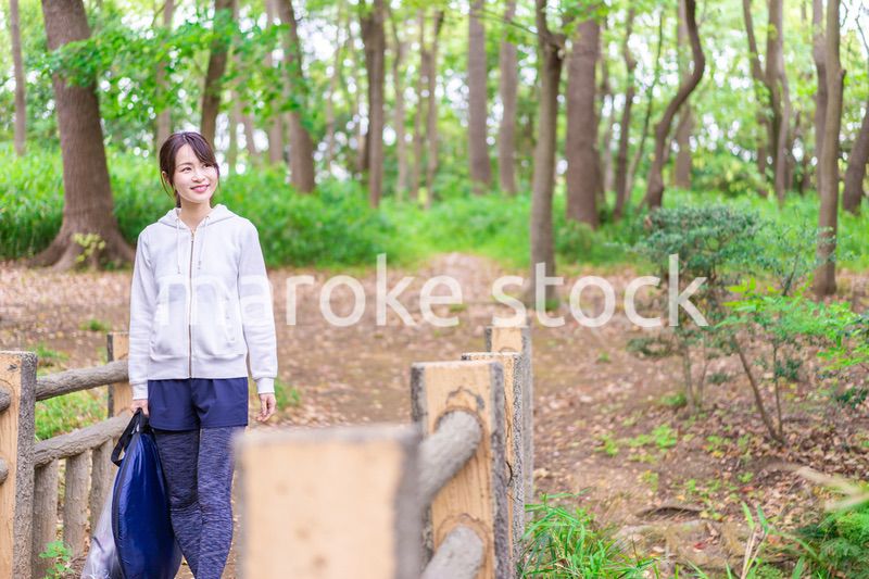 森を散策する山ガール