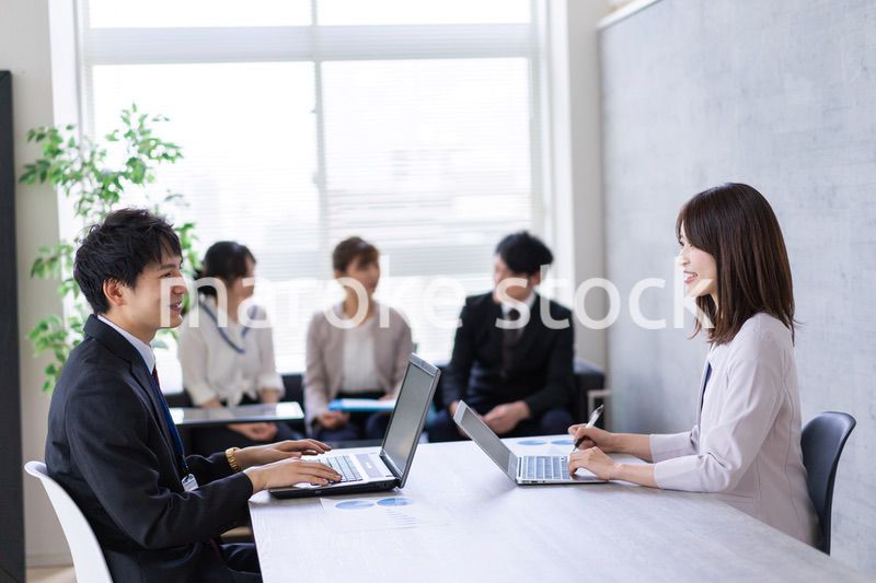 オフィスでビジネスミーティングをする会社員