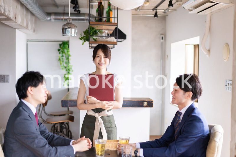 カフェで注文をする二人のビジネスマン