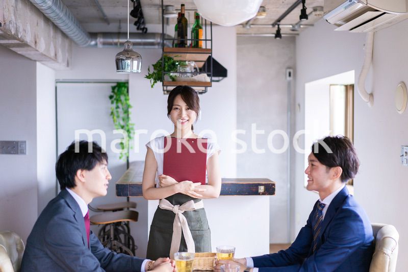 レストランで働くスタッフの女性