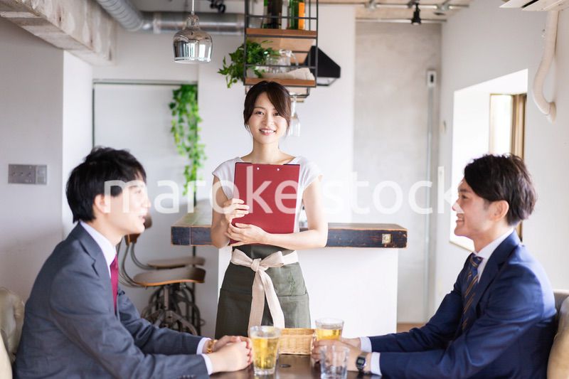 カフェで注文をする二人のビジネスマン