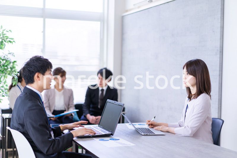 商談をする男女のビジネスパーソン